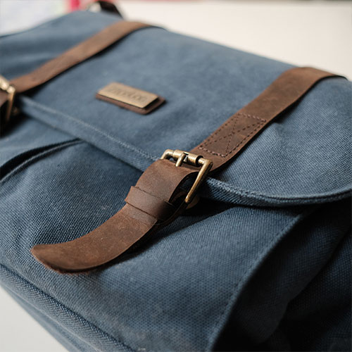 bolso azul con hebillas