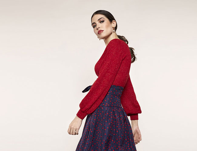 look book con mujer con vestido morado con lunares rojos y jersey rojo